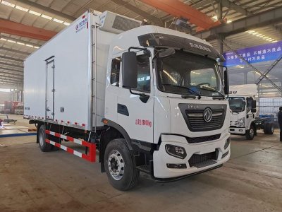 東風天錦6.8米貨箱冷藏車，后部加裝液壓尾板超實惠